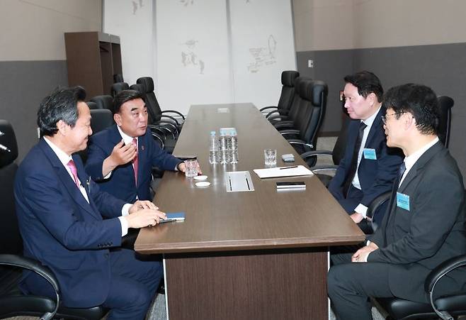 지난 20일 유에코(UECO) 소회의실에서 김두겸 울산시장이 최태원 SK그룹 회장을 만나 울산 AI 데이터 센터 향후 확장 계획 등에 대해 이야기를 나누고 있다. 울산시 제공