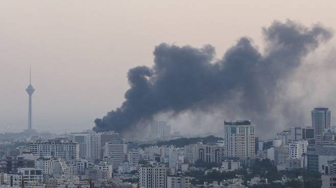 지난 16일(현지시간) 이스라엘의 공습으로 연기가 피어오르는 이란 수도 테헤란. 연합뉴스