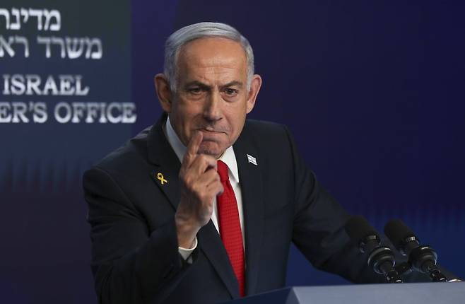 베냐민 네타냐후 이스라엘 총리가 지난 21일(현지 시간) 예루살렘에서 기자회견하고 있다. 네타냐후 총리는 가자지구 재점령을 목표로 최근 시작한 '기드온의 전차' 작전을 멈추지 않을 것이며 "이 작전이 끝나면 가자지구의 모든 지역이 이스라엘의 통제 아래 있을 것"이라고 주장했다. AP·뉴시스