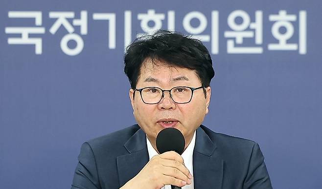 이한주 국정기획위원장이 22일 오후 서울 종로구 정부서울청사 창성동 별관에서 열린 기자간담회에서 발언하고 있다. 뉴스 1