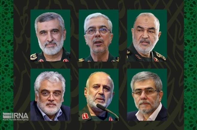 이스라엘 공습으로 사망한 이란 군 수뇌부 이란 IRNA 통신이 지난 13일 이스라엘의 공습으로 사망한 군 최고 지도부 6명의 사진과 이름을 모아 소개했다. 시계방향(왼쪽 위부터) 아미랄리 하지자데 혁명수비대 항공우주군 사령과, 모하마드 바케리 군참모총장, 호세인 살라미 혁명수비대 총사령관, 페레이둔 아바시(핵과학자), 골말리 라시드 소장, 모하마드-메디 테헤란치(핵과학자) IRNA·뉴시스
