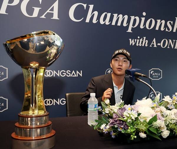 2025년 한국프로골프(KPGA) 투어 제68회 KPGA 선수권대회 우승을 차지한 옥태훈 프로가 공식 우승 인터뷰 하는 모습이다. 사진제공=KPGA