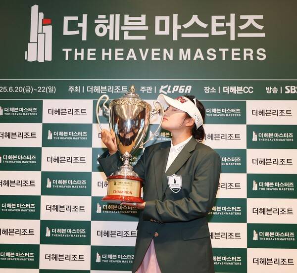 2025년 한국여자프로골프(KLPGA) 투어 더헤븐 마스터즈 우승을 차지한 노승희 프로가 우승트로피를 들고 기념촬영하는 모습이다. 사진제공=KLPGA