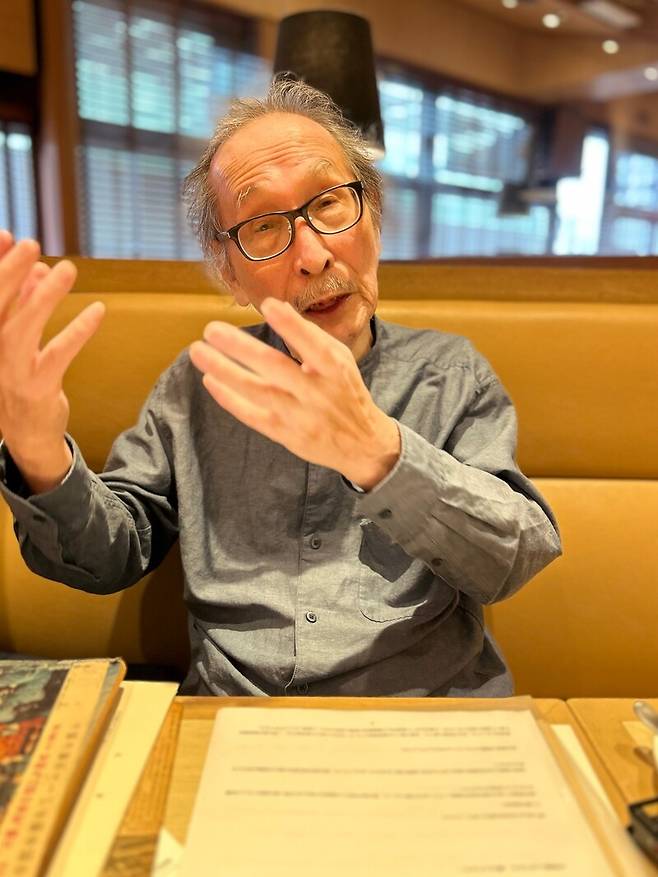 지난 6일 일본 도쿄의 한 카페에서 만난 와다 하루키 도쿄대 명예교수가 1965년 한-일 기본조약의 의미에 대해 설명하고 있다.