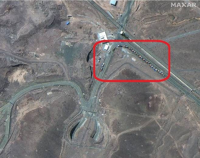 미국 민간 위성업체 맥사 테크놀로지가 지난 19일 이란 포르도 핵시설 진입로에 16대의 트럭이 줄지어 서 있는 모습을 위성으로 촬영했다. 사진 워싱턴포스트