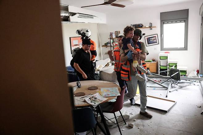 이란의 미사일 공격으로 피해를 입은 텔아비브 시내에서 구조 인력이 주민들을 긴급 대피시키고 있다. 로이터연합뉴스