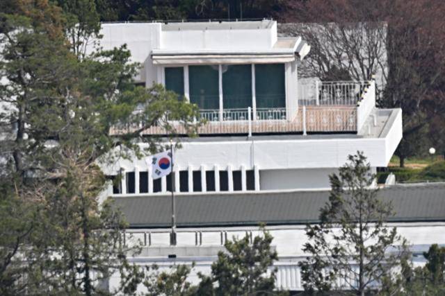 4월 10일 서울 한남동 대통령관저에서 태극기가 휘날리고 있다. 엿새 전 헌법재판소의 파면 결정을 받았던 윤석열 전 대통령의 퇴거를 앞두고 있을 때의 모습이다. 정다빈 기자