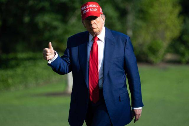 도널드 트럼프 미국 대통령이 21일 미국 워싱턴 백악관으로 들어서고 있다. 워싱턴=AFP 연합뉴스