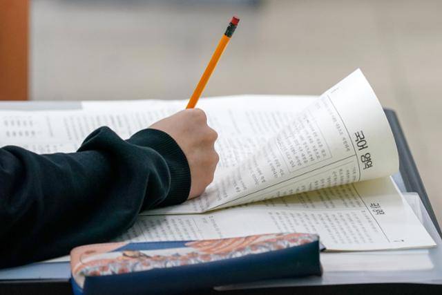 2025학년도 대학수학능력시험일인 지난해 11월 14일 서울 종로구 경복고등학교에서 수험생이 시험 시작을 기다리고 있다. 사진공동취재단