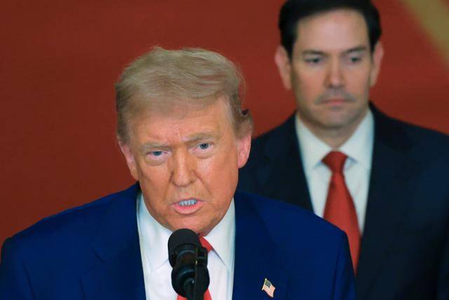 도널드 트럼프 미국 대통령이 21일(현지 시간) 백악관 이스트룸에서 미군의 이란 핵 시설 공습에 관해 발언하고 있다. 트럼프 대통령은 이란의 핵 프로그램에 대한 선제적 조치로, 정밀 타격이 성공적으로 이루어졌다라고 밝혔다. 이 자리에는 JD 밴스 부통령, 마코 루비오 국무장관, 피트 헤그세스 국방장관이 배석했다. 뉴시스