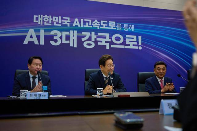 최태원(왼쪽부터) SK그룹 회장과 이재명 대통령, 김두겸 울산광역시장이 20일 울산전시컨벤션센터에서 열린 인공지능(AI) 글로벌 협력 기업 간담회에서 박수를 치고 있다. 대통령실 제공