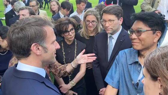 이수만(오른쪽 두 번째) A20엔터테인먼트 프로듀서가 20일 프랑스 파리에서 에마뉘엘 마크롱(맨 왼쪽) 대통령과 만나 환담을 나누고 있다. A20엔터테인먼트 제공