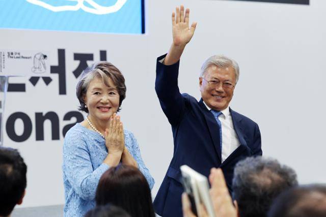 문재인 전 대통령과 김정숙 여사가 18일 서울 강남구 코엑스에서 열린 2025 서울국제도서전 '2025 한국에서 가장 좋은 책 시상식'에서 참석자들을 향해 인사하고 있다. 연합뉴스
