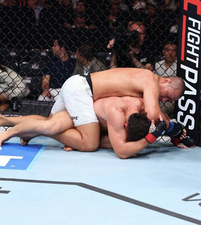 박준용이 나우르디예프를 눌러놓고 타격을 넣는 모습. 사진=UFC