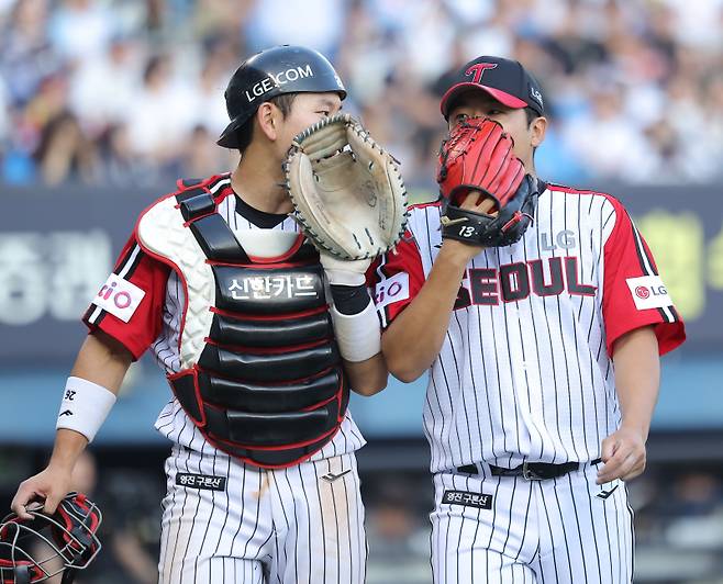 <yonhap photo-3973="">22일 잠실야구장에서 열린 프로야구 2025 KBO리그 두산 베어스와 LG 트윈스의 경기. 5회초를 마친 LG 선발 투수 송승기가 포수 이주헌과 대화하며 더그아웃으로 향하고 있다. 사진=연합뉴스</yonhap>