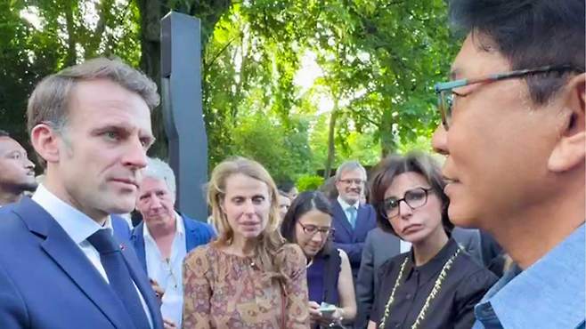 에마뉘엘 마크롱 프랑스 대통령과 환담하는 이수만 A2O 키 프로듀서 겸 비저너리 리 [연합뉴스/A2O엔터테인먼트 제공]