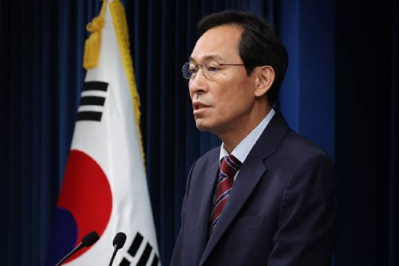 우상호 정무수석이 22일 용산 대통령실에서 이재명 대통령과 여야지도부 오찬 관련 브리핑을 하고 있다. 2025.6.22 [사진=연합뉴스]