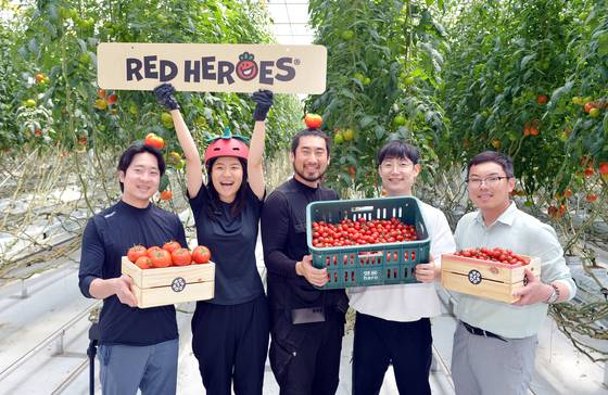 지난 17일 충북 제천시 지역특화 임대형 스마트팜 단지에서 청년농부들이 갓 수확한 토마토를 들고 있다. 왼쪽부터 '레드히어로즈' 토마토 농장 정진오·최주혜·유인철 대표, 제천시 스마트농업팀 박요한·최윤용 주무관. 김성태 객원기자