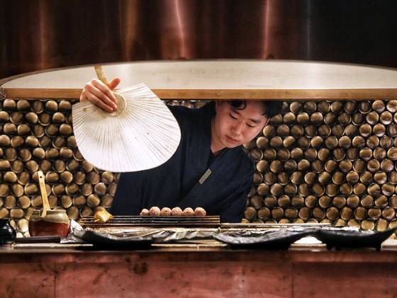 야키토리를 조리하고 있는 모즈 서울의 윤성호 셰프 사진 김성현