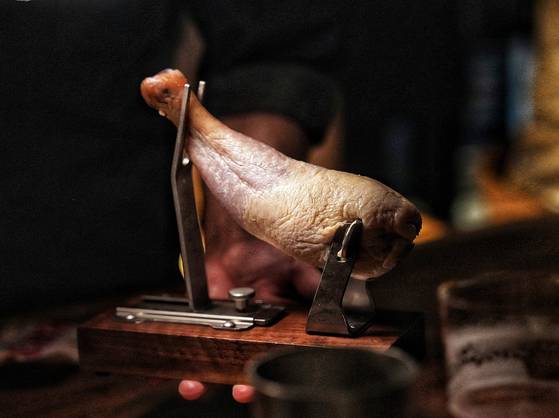 소금 염지를 활용해 90일간 숙성한 모즈 서울만의 닭햄. 사진 김성현