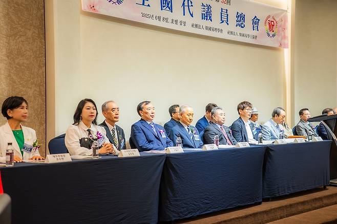 6월 8일 삼정호텔에서 개최된 사단법인 한국역학사협회 및 한국역리학회 대의원 총회. 김민정(왼쪽 둘째) 관상가도수석부이사장으로 참석했다. [사진 김민정 관상가]