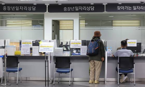 서울 시내 한 고용복지플러스센터 중장년 일자리 상담 창구. 연합뉴스