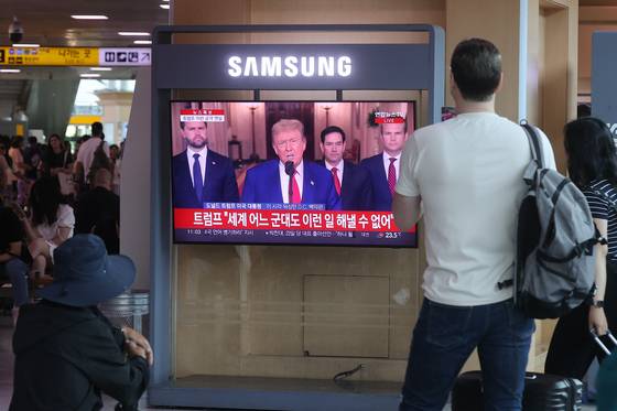 시민들이 22일 서울역 대합실에서 미국의 이란 공습 관련 트럼프 미 대통령의 대국민 연설 방송을 시청하고 있다. 연합뉴스