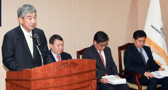 2011년 11월 대검 중수부의 저축은행 수사 결과 발표장에서 윤석열 중수과장(왼쪽 둘째)이 최재경 중수부장(왼쪽)의 발표 내용을 듣고 있다. 중앙포토