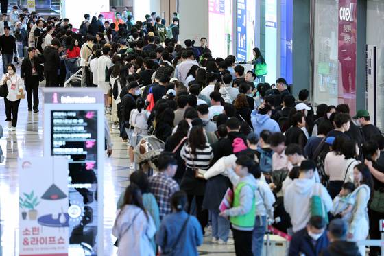 지난 5월 1일 서울 강남구 코엑스에서 열린 코베 베이비페어에서 관람객들이 입장하기 위해 줄을 서 있다. 뉴스1