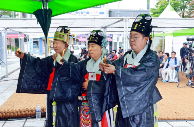 ▲ 태백문화재단이 주최한 ‘태백풍류-북새통’이 21일부터 22일까지 2일간 황지연못 일원에서 열려 태백지역의 풍년을 기원하는 제례행사인 ‘용신제’를 비롯, 개막식과 공연, 청소년 한자왕 선발대회, 성년의식례 등 다채로운 전통문화행사가 진행됐다.