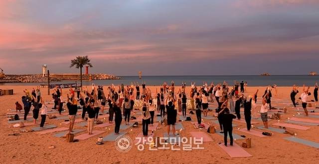 ▲ 최북단 고성군 봉수대 해변에 모인 요가인들이 청정 공기를 깊게 들이키며 몸을 풀고 있다.