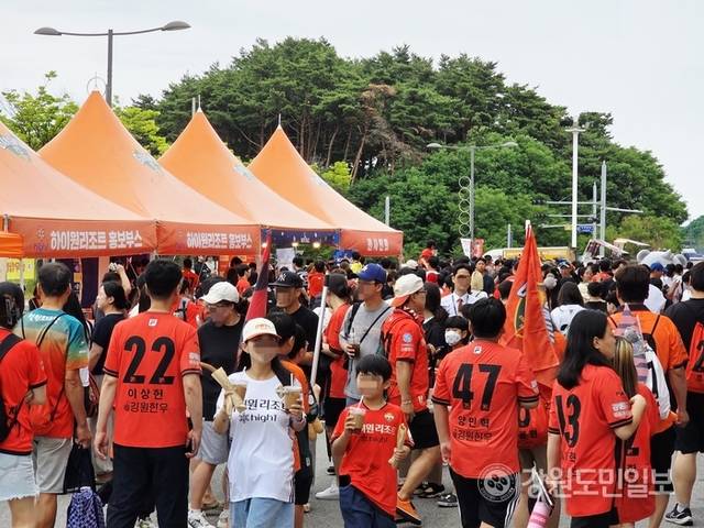 ▲ 지난 21일 강릉하이원아레나(강릉종합운동장)에서 열린 하나은행 K리그1 2025 20라운드 강원FC와 대구FC전에 강원 홈팬들이 몰렸다.황선우 기자