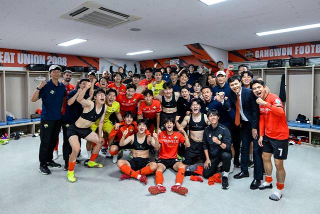 ▲ 강원FC가 지난 21일 강릉 홈에서 열린 대구FC와의 리그 경기에서 승리 후 라커 룸에서 기념 촬영하고 있다. 강원FC 제공