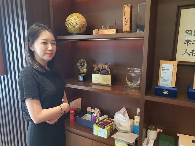 이진희 팀장이 코스닥 상장패 등을 보여주고 있다. 윤현주 기자