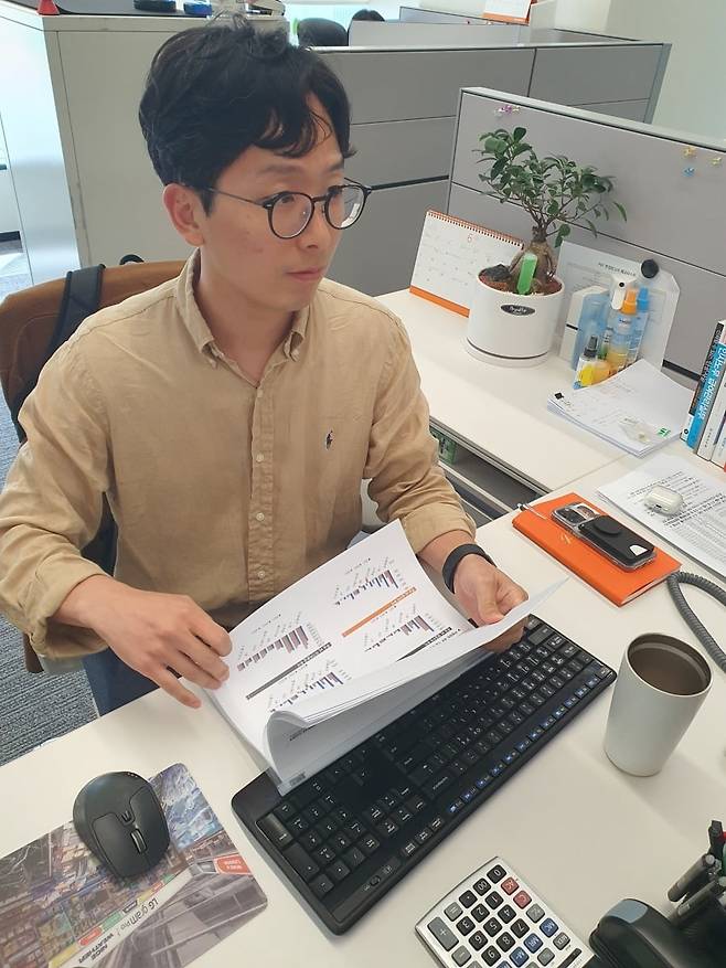 우기웅 팀장이 IR 기획 자료를 검토하고 있다. 윤현주 기자