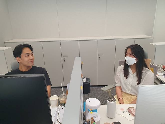 안효원 수석(왼쪽)과 김수정 선임이 포트폴리오 점검에 대한 논의를 하고 있다. 윤현주 기자