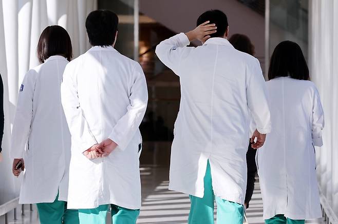 서울의 한 대학병원에서 의료진이 분주하게 움직이고 있다. 사진=뉴스1