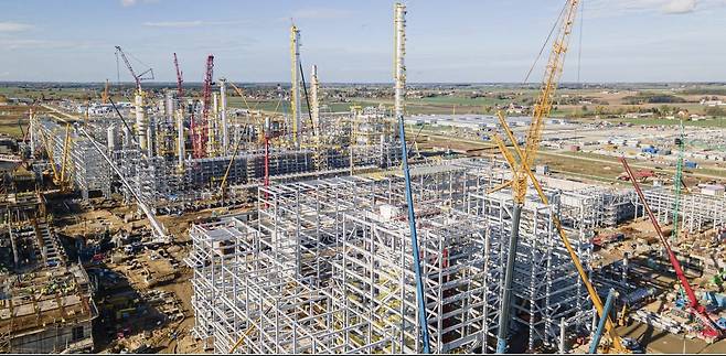 현대엔지니어링이 스페인 기업과 함께 설계·조달·시공·시운전 전반을 모두 맡고 있는 폴란드의 석유시설 건설 현장. 폴란드 국영 에너지·정유기업 올렌(PKN Orlen)의 ‘올레핀3 복합단지 건설- 프로젝트의 잠재력’ 보고서에 나오는 현장 사진이다. 올렌 보고서 갈무리.