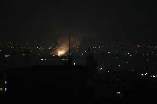지난 13일(현지시간) 이란 테헤란에서 이스라엘의 공습으로 불꽃과 연기가 피어오르고 있다. AP연합뉴스