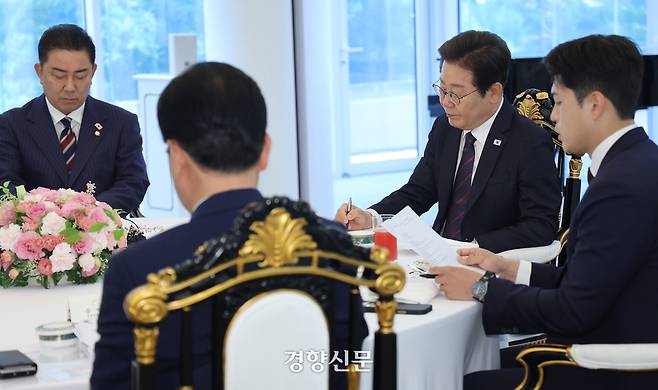 이재명 대통령이 22일 서울 한남동 관저에서 열린 여야 지도부 오찬 회동에서 김용태 국민의힘 비상대책위원장의 발언을 경청하며 메모하고 있다. 대통령실사진기자단