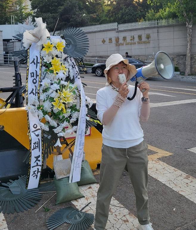 고 조준우 일병의 어머니 강경화씨가 수도방위사령부 앞에서 시위를 하고 있다. 강씨 제공