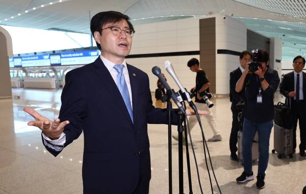 여한구 산업통상자원부 통상교섭본부장이 22일 인천국제공항 제2여객터미널에서 이재명 정부 출범 이후 첫 한미 고위급 통상 협의를 위해 미국 워싱턴 DC로 출국하며 취재진 질문에 답하고 있다. 연합뉴스