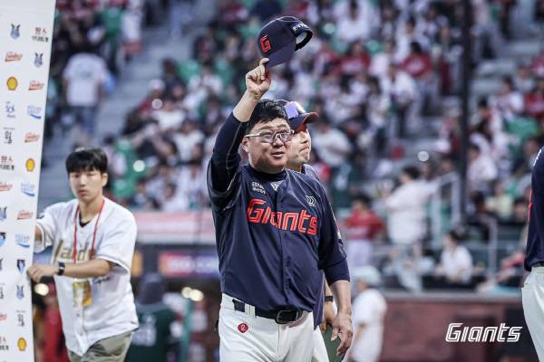 22일 삼성과 3연전 마지막 경기를 앞두고 김태형 감독은 선발 박세웅을 향한 큰 기대를 드러냈다. 다음 주부터 주전 타자 복귀가 예정된 가운데 김 감독은 선수 기용을 두고 행복한 고민(?)에 빠졌다. 사진은 앞선 경기에서 팬들에게 인사하는 모습. 롯데 자이언츠 제공