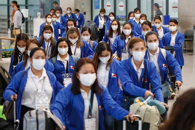 Filipino caregivers arrive at Incheon Airport to take part in the Seoul Metropolitan Government’s child care pilot program under the E-9 visa, on Aug. 6, 2024. (Joint Press Corps via Yonhap)