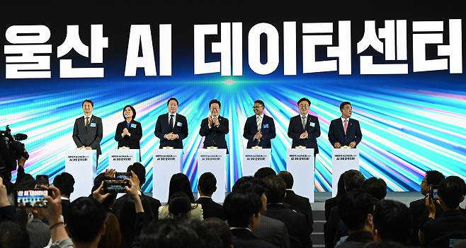 President Lee Jae Myung, center, takes part in a commemorative ceremony with attendees during the launch event for the Ulsan AI Data Center, part of the “Korea AI Highway” initiative, at the Ulsan Exhibition and Convention Center on June 20. [JOINT PRESS CORPS]