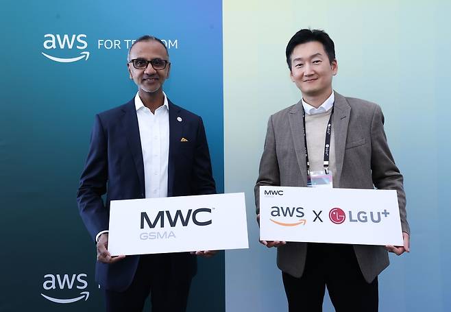Kwon Yong-hyun, executive vice president and head of corporate division at LG U+, right, and Jayanth Nagarajan, head of telecom industry for Asia Pacific & Japan at Amazon Web Services, pose for the photo at the MWC25 trade show in Barcelona, Spain. [LG U+]