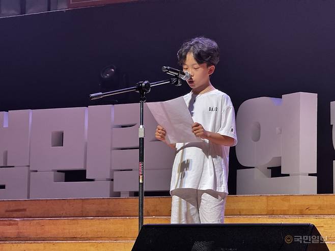 김현민군이 21일 경기도 안양 새중앙교회에서 이모에게 쓴 편지를 낭독하고 있다.