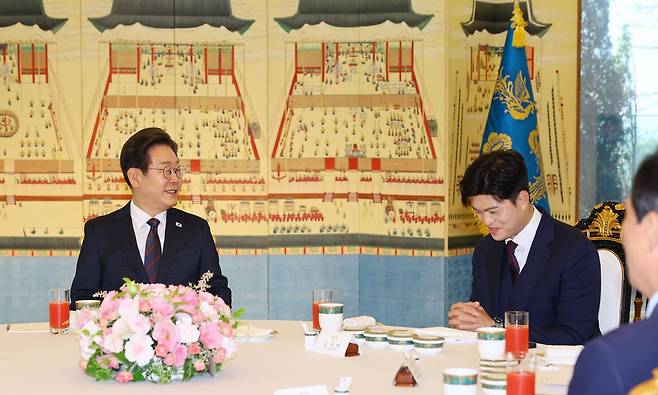 이재명 대통령이 22일 서울 한남동 관저에서 열린 여야 지도부와의 오찬에서 국민의힘 김용태 비상대책위원장과 대화하고 있다. 연합뉴스