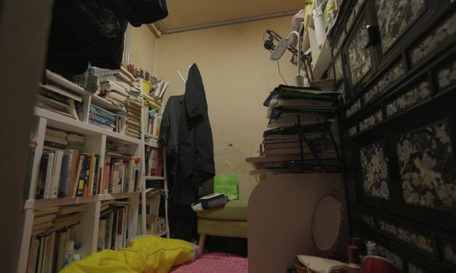 리모델링 전 정 씨와 함께 사는 이모할머니의 방 전경. 높은 책장과 쌓인 물건들이 시야를 가린 어수선한 공간. 침대 없이 매일 이부자리를 펴고 접으며 생활해야 했고, 좁은 이동 동선은 낙상 위험까지 안고 있었다. 부산시 제공