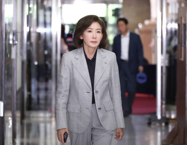 국민의힘 나경원 의원이 지난 18일 국회에서 송언석 원내대표 주재로 열리는 4선 이상 의원들과의 간담회에 참석하기 위해 이동하고 있다. 연합뉴스